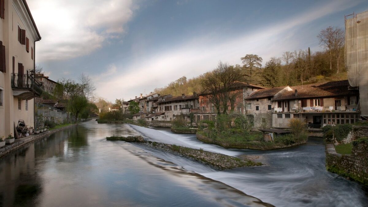 In Friuli Veneza Giulia c’è un incantevole Borgo sulle acque in cui il tempo sembra essersi fermato