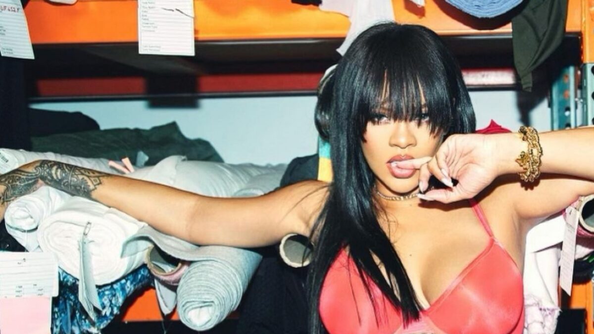 Rihanna ci è cascata di nuovo, cambia ancora stile ai suoi capelli: ecco l’ultima acconciatura