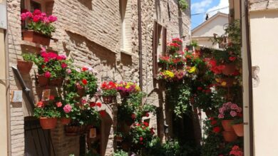 In questo Borgo Umbro potrai assistere all’infiorata più bella del mondo!