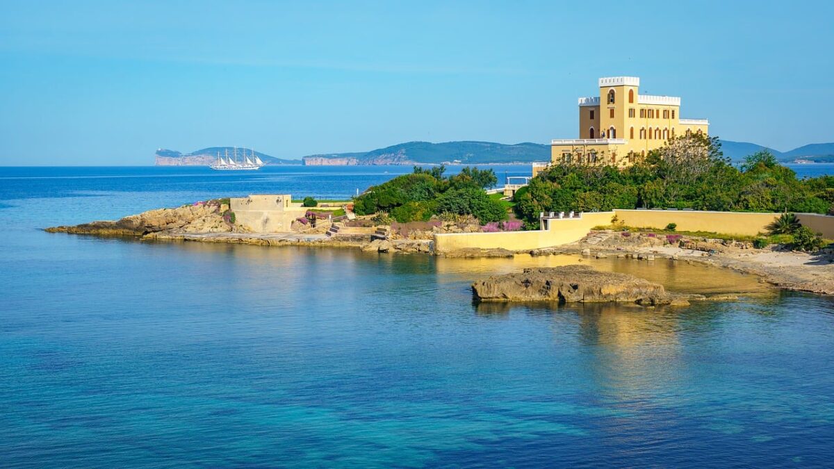 Sardegna, viaggio tra i borghi della Riviera del Corallo e le sue location più belle
