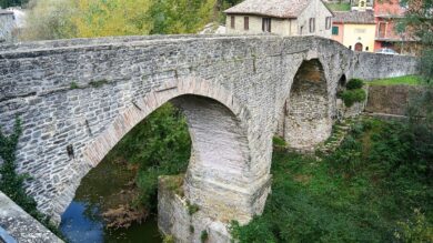 Marche, un borgo sul fiume con paesaggi verdi e cascate da sogno…