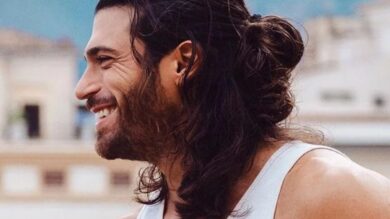 Can Yaman fa un’apparizione pubblica con gli Occhiali da sole super glamour (FOTO)