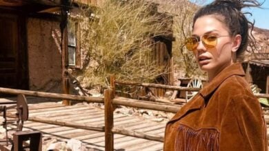 Demet Ozdemir, country che passione: il Look dell’attrice fa girare la testa