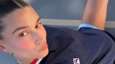 Hailey Bieber posa con il pancione in bella vista, ecco gli scatti