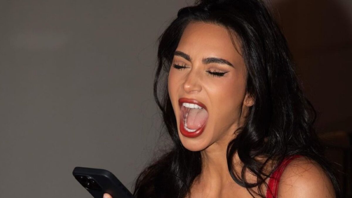Kim Kardashian celebra il suo viaggio in Italia con l’abito Corsage rosso fuoco, guarda