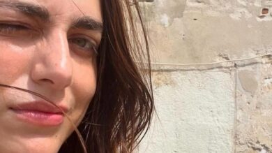 Miriam Leone sfoggia i nuovi Occhiali da vista, il selfie fa il giro del web