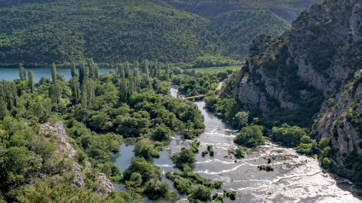 Questo in Croazia è l’unico posto al mondo in cui puoi mangiare in una cascata