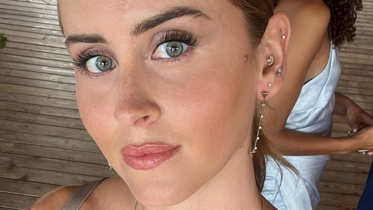 Valentina Ferragni è un’invitata super elegante alle nozze in Canada in riva al lago