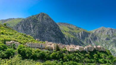 Questo borgo abruzzese immerso nel verde ha stregato anche un famoso artista