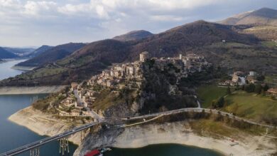 Immerso nel verde e affacciato su un lago, un borgo del Lazio che davvero vi stupirà…