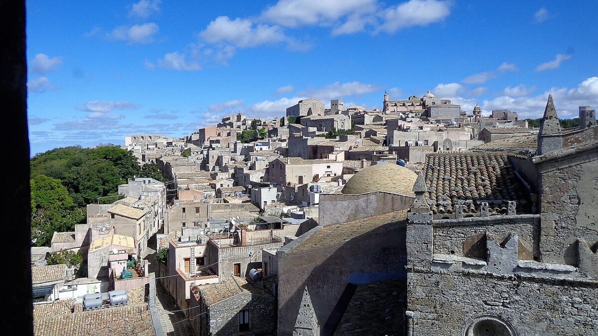 L’antico borgo di questa città della Sicilia è un salto nel medioevo da vivere ora