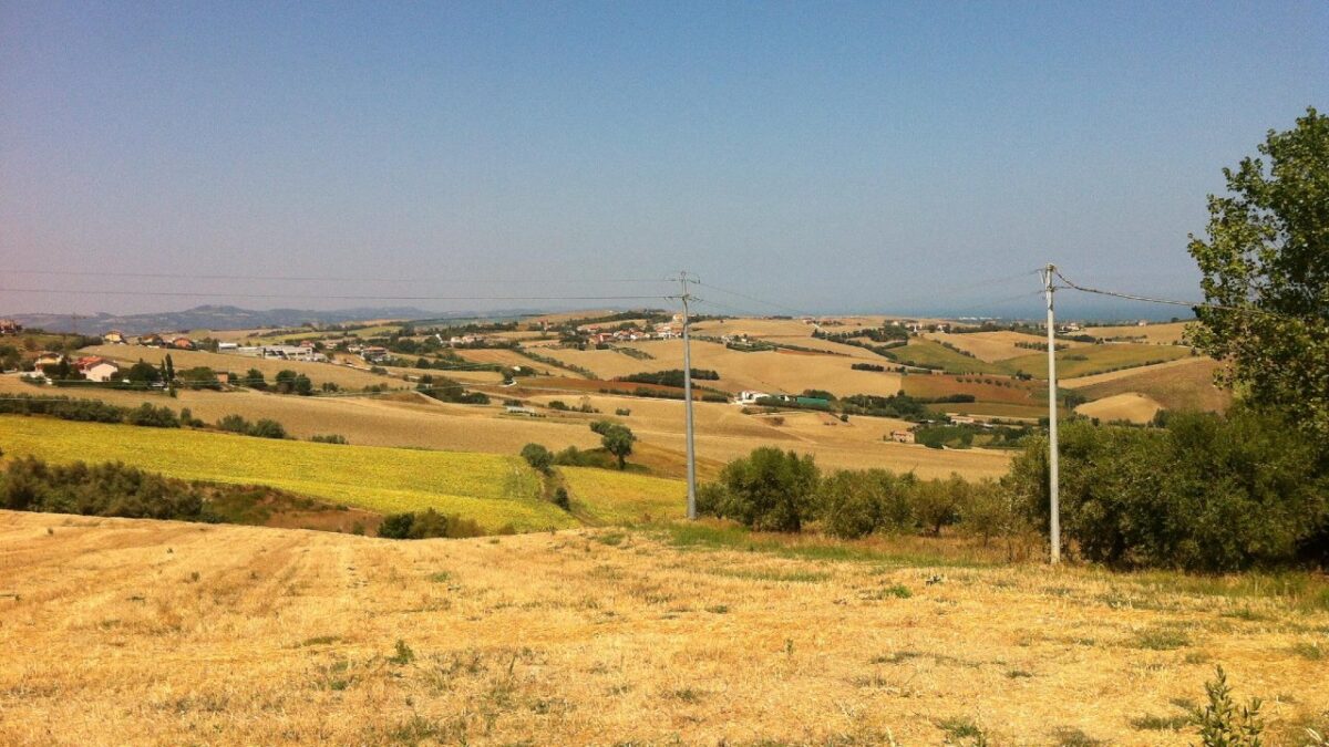 Arte in ogni angolo, questo borgo delle Marche sembra un Museo a cielo aperto…