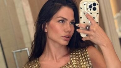 Demet Ozdemir osa con il crop-top oro: il look dell’attrice turca