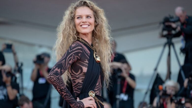 Venezia 2024, Eva Herzigova bella e selvaggia con la chioma effetto messy