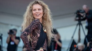 Venezia 2024, Eva Herzigova bella e selvaggia con la chioma effetto messy