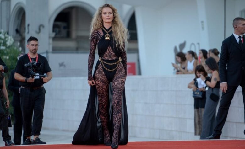 Venezia 2024, Eva Herzigova bella e selvaggia con la chioma effetto messy