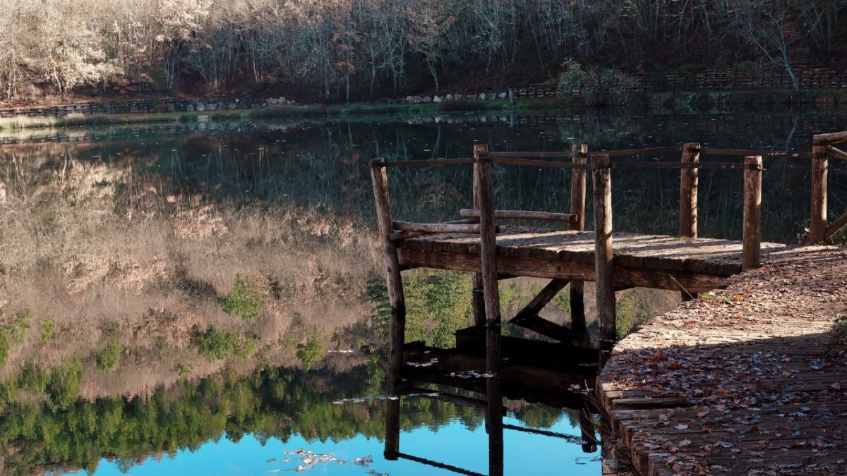 Un borgo bellissimo su un lago da sogno per una fuga di fine estate in Abruzzo