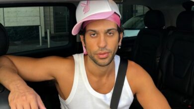 Mahmood, a Ibiza con i baffetti e i pantaloni pinocchietto oversize (FOTO)