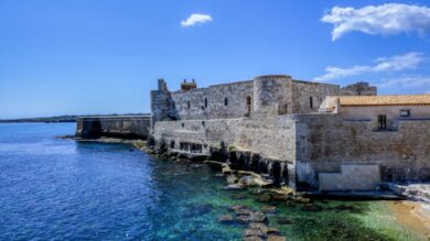 Puoi arrivarci anche a piedi, è una delle Isole più belle della Sicilia!