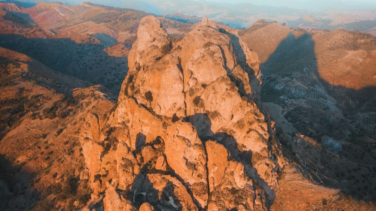 Un Borgo avvolto nel mistero: la leggenda narra di una mano insanguinata e un tesoro maledetto