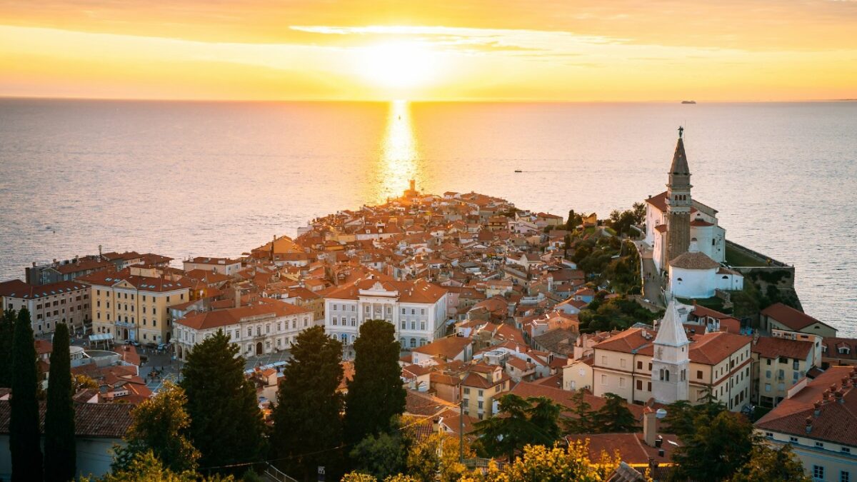 A pochi passi dall’Italia c’è un pittoresco Borgo di mare che vale la pena visitare subito!