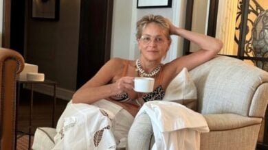 Sharon Stone, per le sue vacanze romane sfoggia il caftano firmato Ermanno Scervino