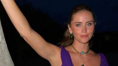 Valentina Ferragni, in Corsica sfoggia un sensuale abito viola e osa con gli Accessori griffati