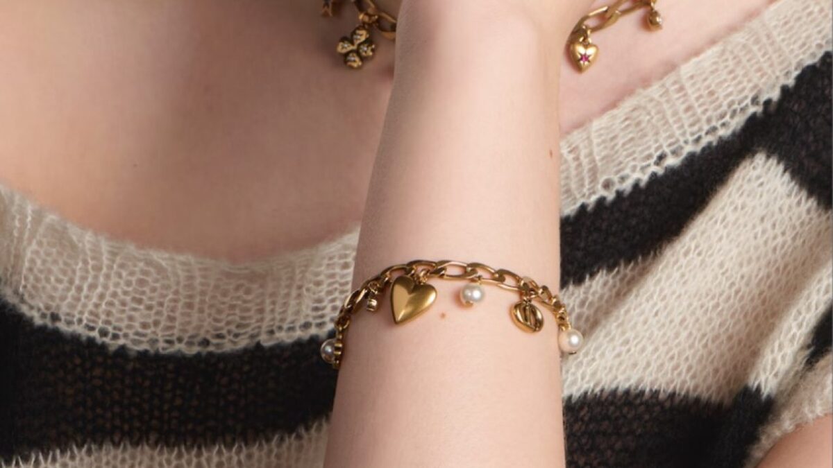 Video – Bracciale con charms, la tendenza dal sapore nostalgico da indossare ora!