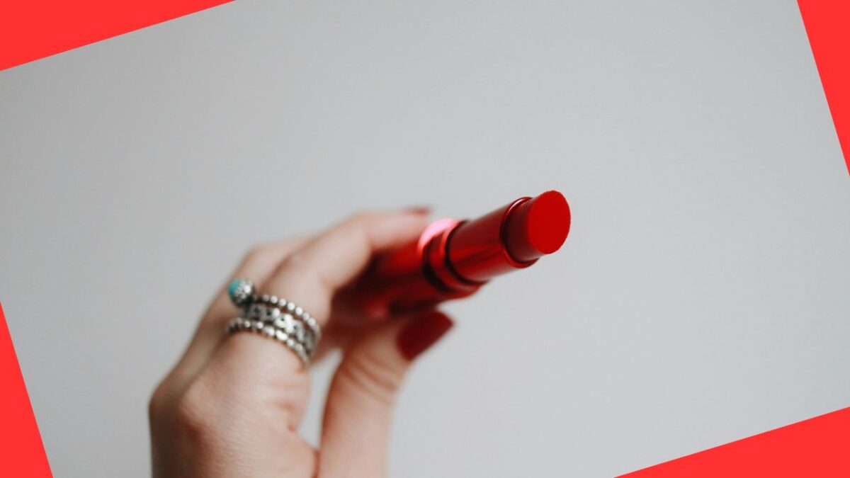 Rossetto rosso: il trend dell’estate 2024 è questo!