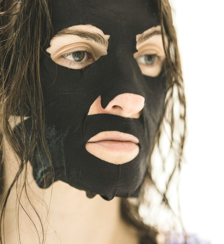 maschera nera carbone vegetale