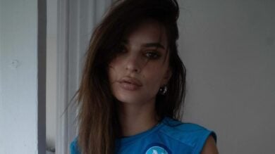 Emily Ratajkowski posa con la maglia del Napoli, le Foto virali