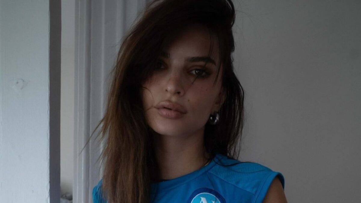 Emily Ratajkowski posa con la maglia del Napoli, le Foto virali