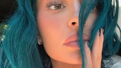 Kylie Jenner, nuovo “colpo di testa”: il colore del momento per i capelli è il Blu!