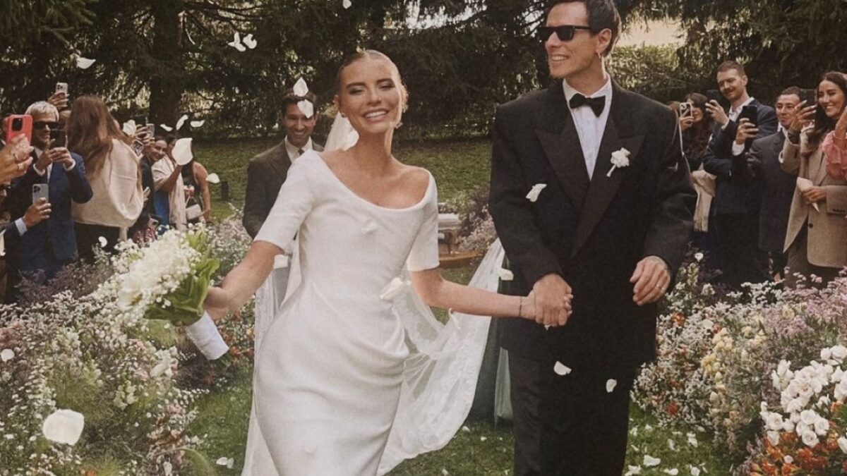 Veronica Ferraro, l’abito da sposa très chic per le nozze con Davide Simonetta (FOTO)