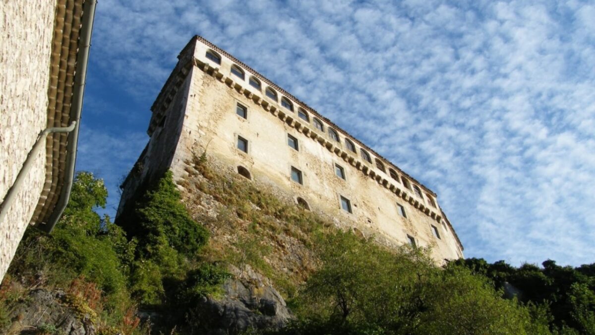 Questo borgo del Molise e il suo castello vi aspettano per stupirvi!