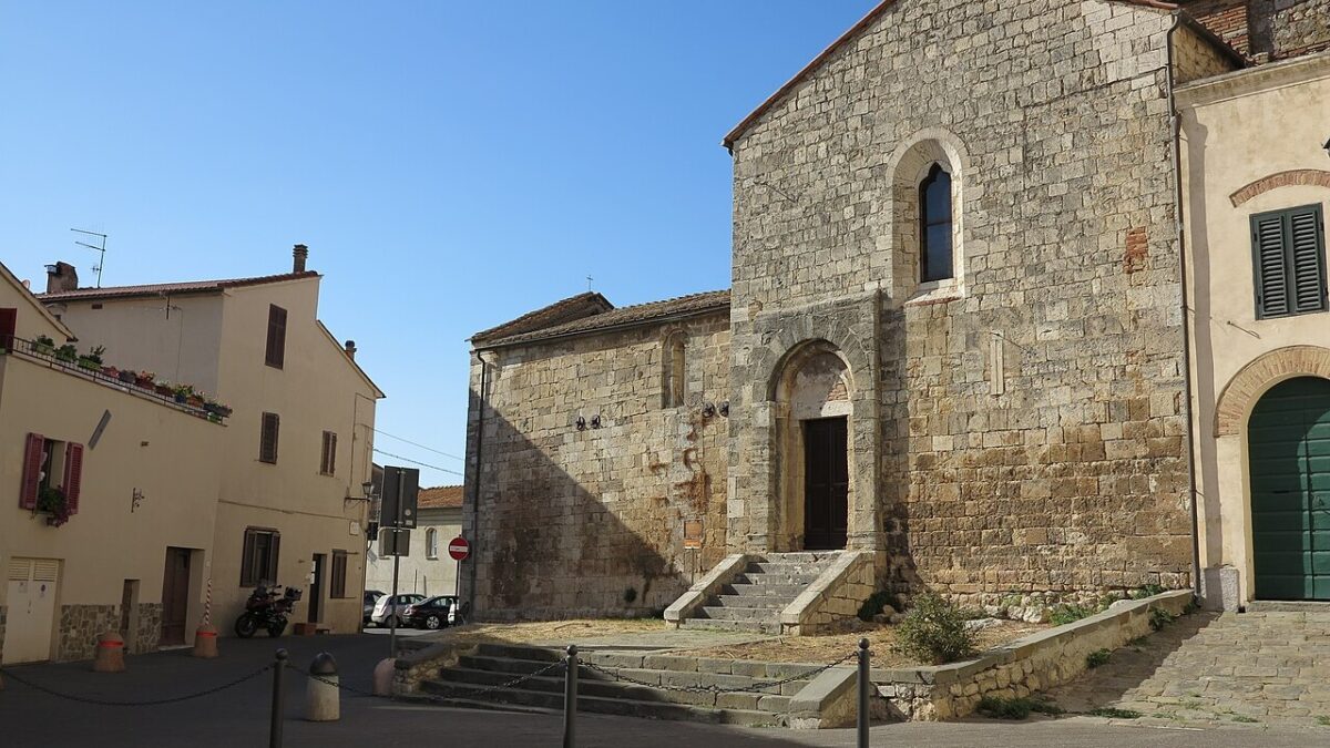 Tra viti e uliveti delle splendide colline Toscane sorge un Borgo medievale davvero unico!