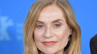 Venezia 2024, Isabelle Huppert sofisticata ed elegantissima in Armani: un’icona di stile!