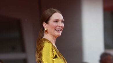 Venezia 2024, Julianne Moore sublime in un total gold look Bottega Veneta sul red carpet