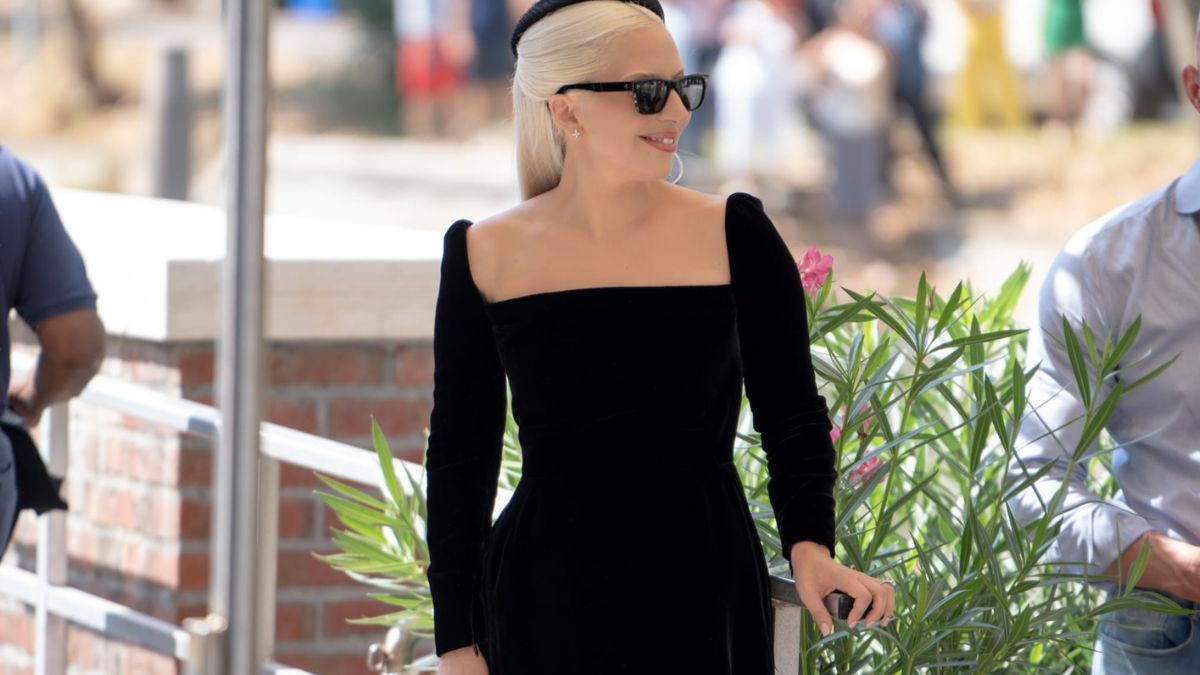 Venezia 2024, Lady Gaga surreale in Dior Haute Couture: il red carpet diventa ‘suo’