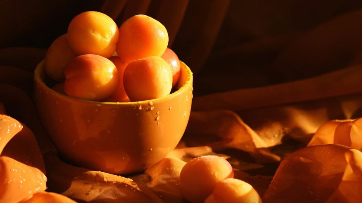 Video – Albicocca: dagli oli agli scrub, tutte le proprietà skincare di questo dolce frutto estivo