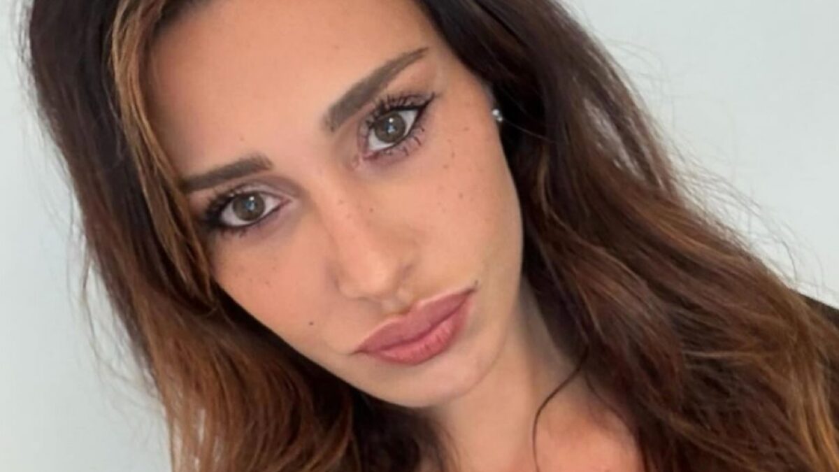 Belen Rodriguez sfoggia le Beach Waves, è l’Hair Look più cool