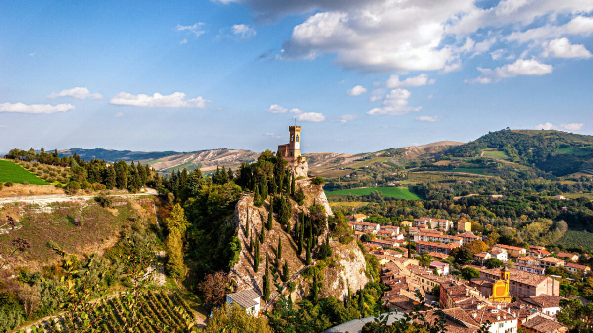 È la patria di uno dei formaggi più buoni d’Italia, ma anche un borgo bellissimo assolutamente da scoprire!