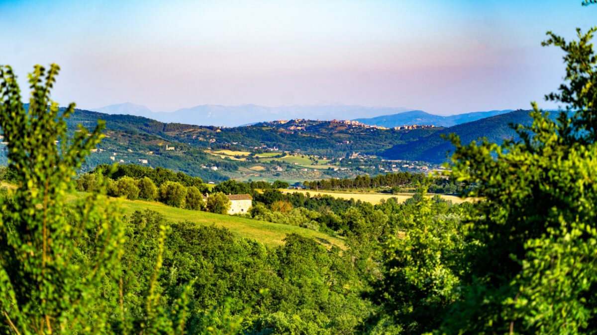 Questo borgo in Umbria è famoso per i suoi bellissimi muri dipinti