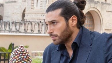 Can Yaman, apparizione a sorpresa sul red carpet: il Look non convince