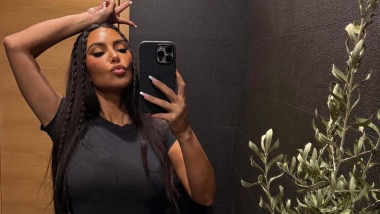 Kim Kardashian con la lunga chioma rosso fuoco: cambio Look per l’Influencer?