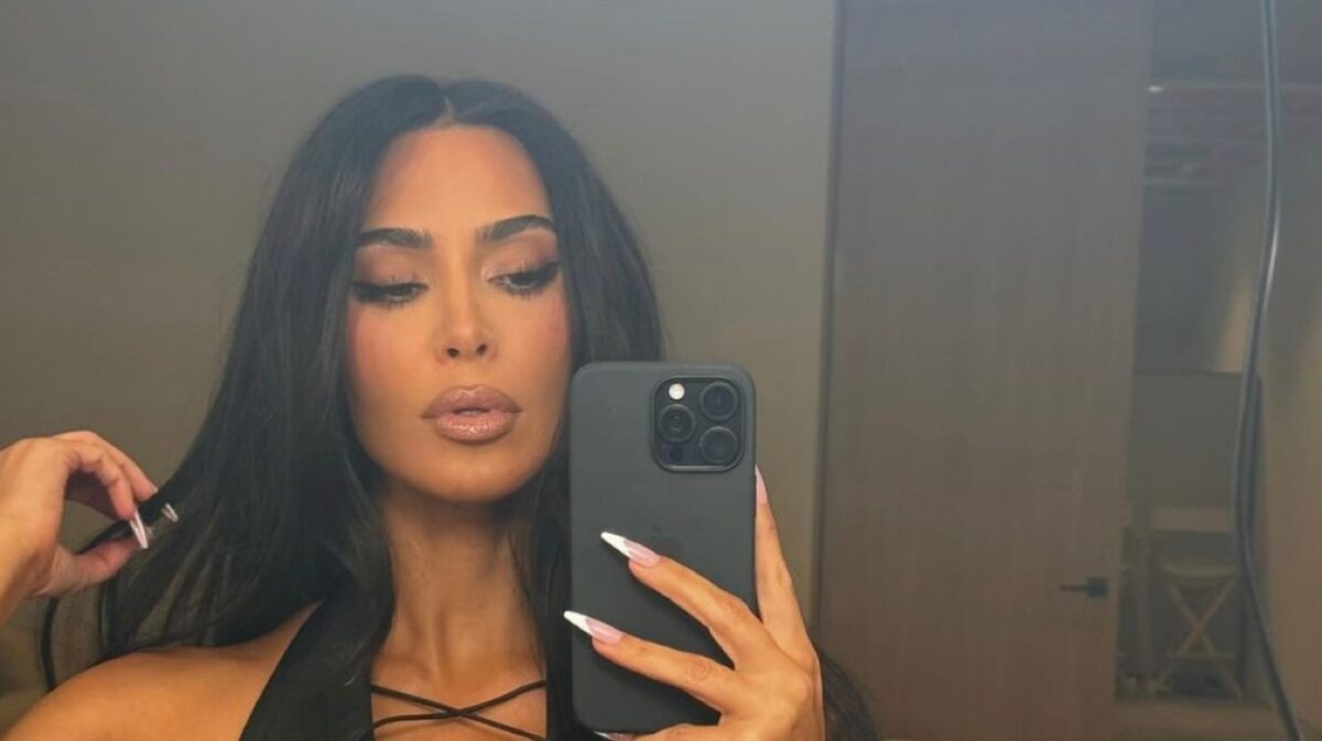 Kim Kardashian festeggia i primi 5 anni di SKIMS con look da sensuale Businesswoman