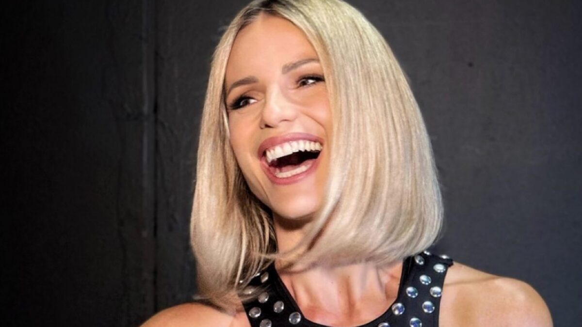 Michelle Hunziker si prepara a salutare Striscia la Notizia sfoggiando l’abito nero con borchie