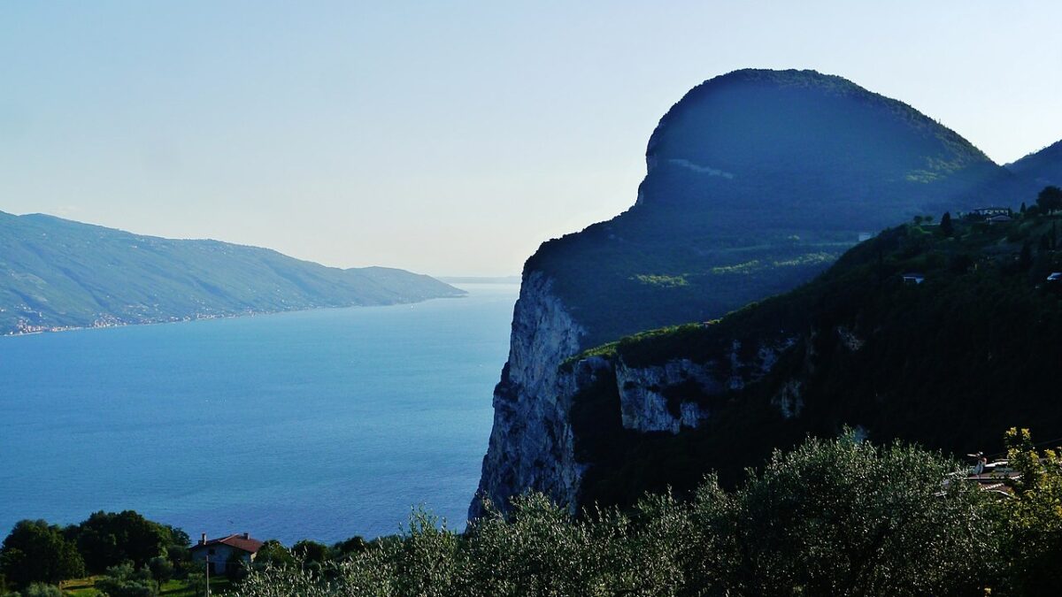 La “terrazza sul Garda” è la metà ideale per godersi il lago e i colori dell’autunno