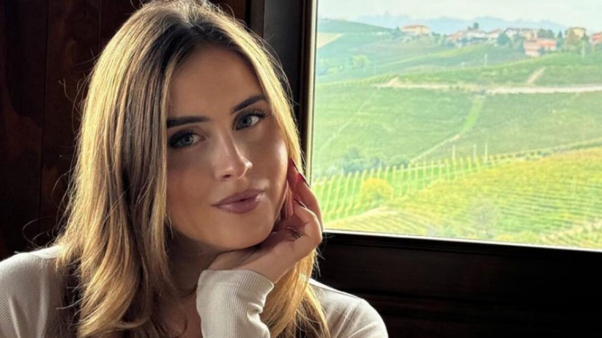 Valentina Ferragni, l’abito con cut-out sotto al décolleté è super sensuale