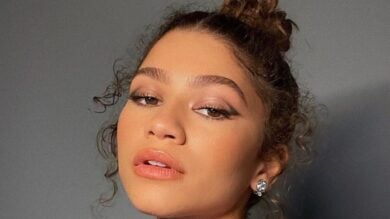 Zendaya non abbandona il Biondo, l’attrice sfoggia la chioma platino alla Paris Fashion Week